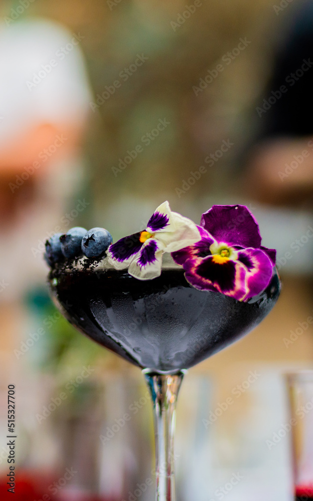 Coctel refrescante de arandanos con flor comestible