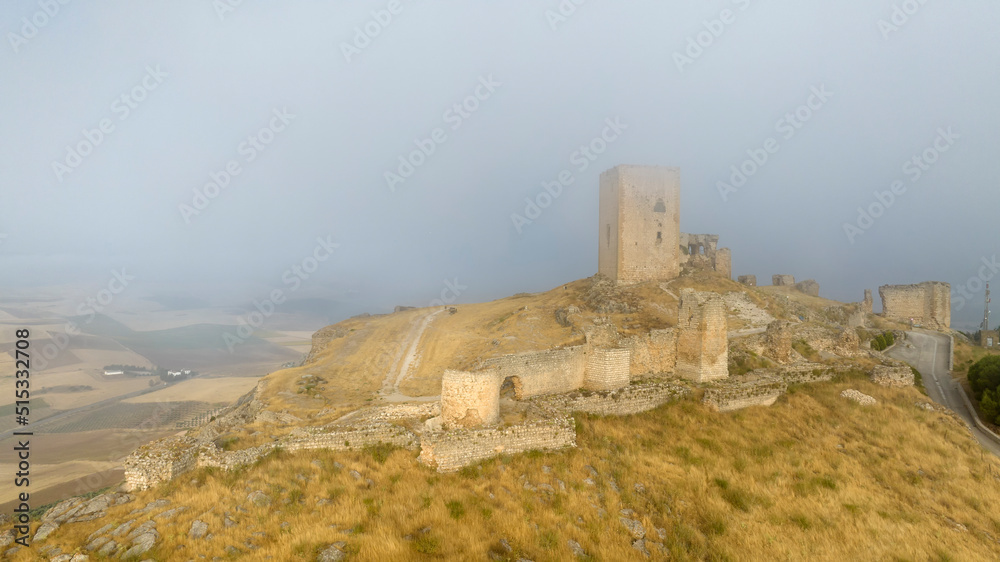 castillo de la estrella visto entre un banco de niebla, España