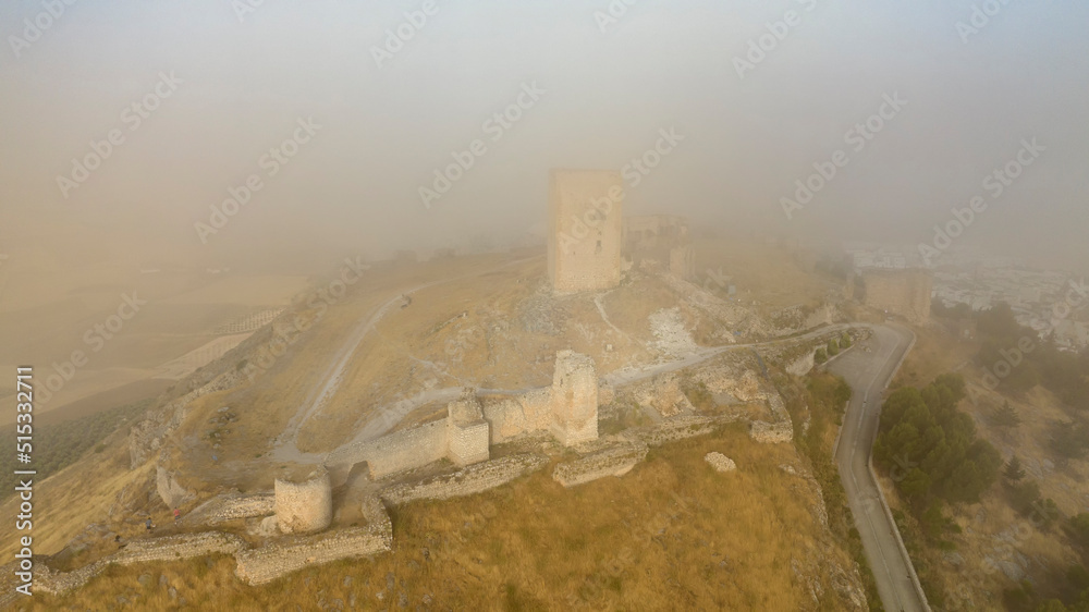 castillo de la estrella visto entre un banco de niebla, España