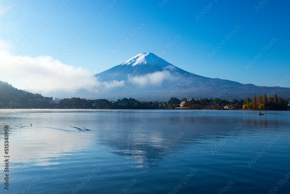 秋の富士山と河口湖の朝　山梨県富士河口湖町にて