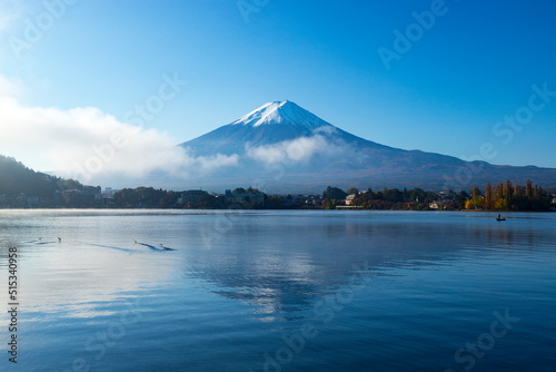 秋の富士山と河口湖の朝 山梨県富士河口湖町にて