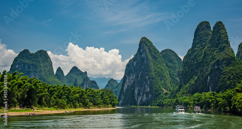 Photo Tourist boats sailing on a Li River in China