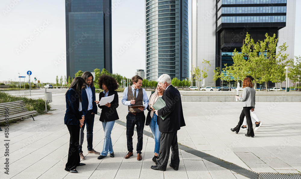 Obraz premium Multiethnic business people working outdoor from office building - Focus on center man face