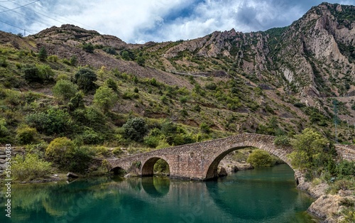 Pont médiéval sur la Noguera Ribagorzana à Sopeira, Aragón, Espagne photo