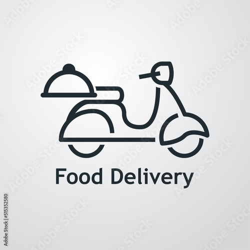 Logo reparto de comida a domicilio. Vector con silueta de scooter con bandeja de comida con tapadera y texto Food Delivery con líneas. Fondo gris