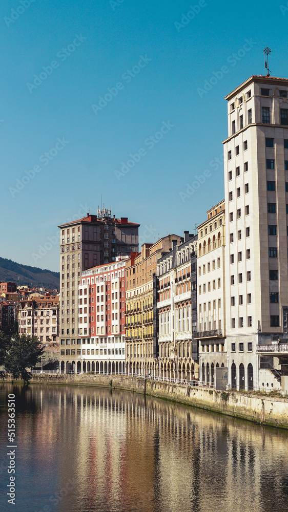 Vista de la ria de Bilbao y los edificios de viviendas