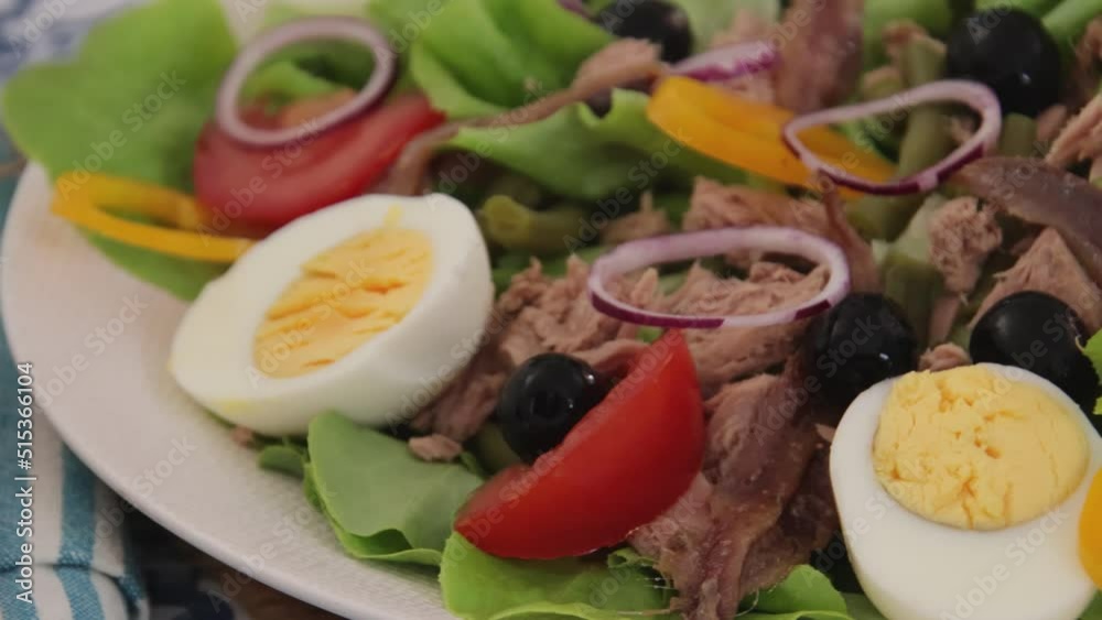 assiette de salade niçoise en gros plan assiette de salade niçoise en gros plan