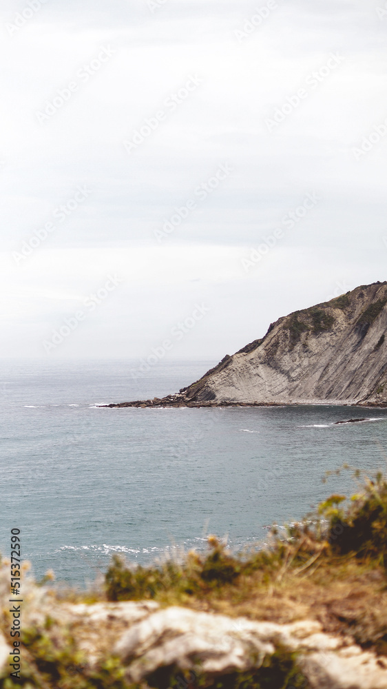 Vista de la roca y el mar desde la montaña