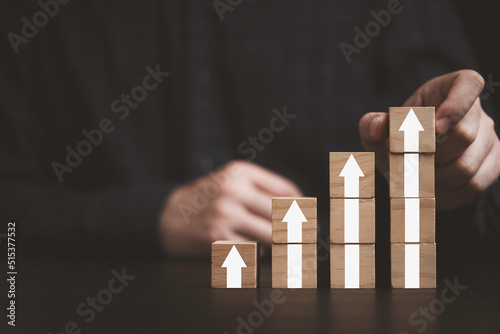 Εκτύπωση καμβά Hand putting up arrow which print screen on wooden cube block for business and sale growth concept