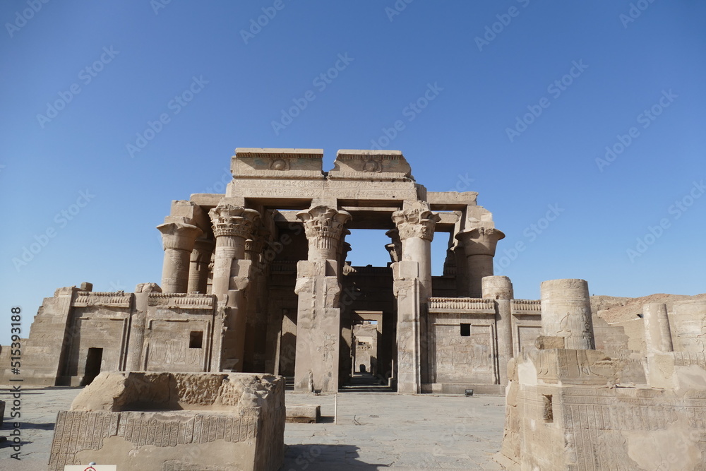 Templo egipcio construido en piedra en ruinas 
