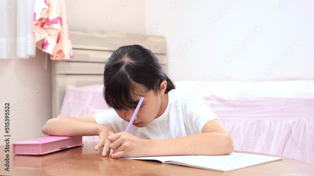 子供部屋で勉強をする小学生の女の子 子供部屋で勉強をする小学生の女の子