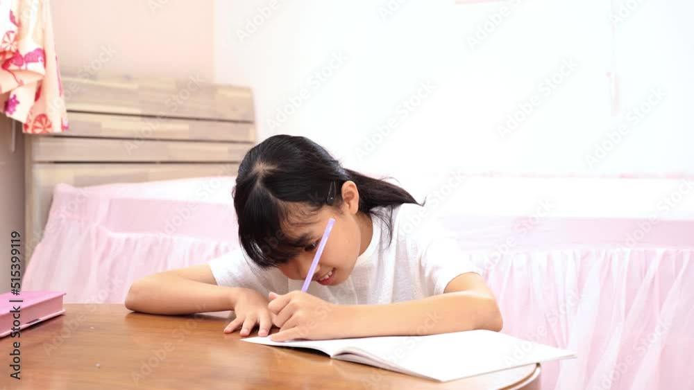 Stock 子供部屋で勉強をする小学生の女の子 | Adobe Stock
