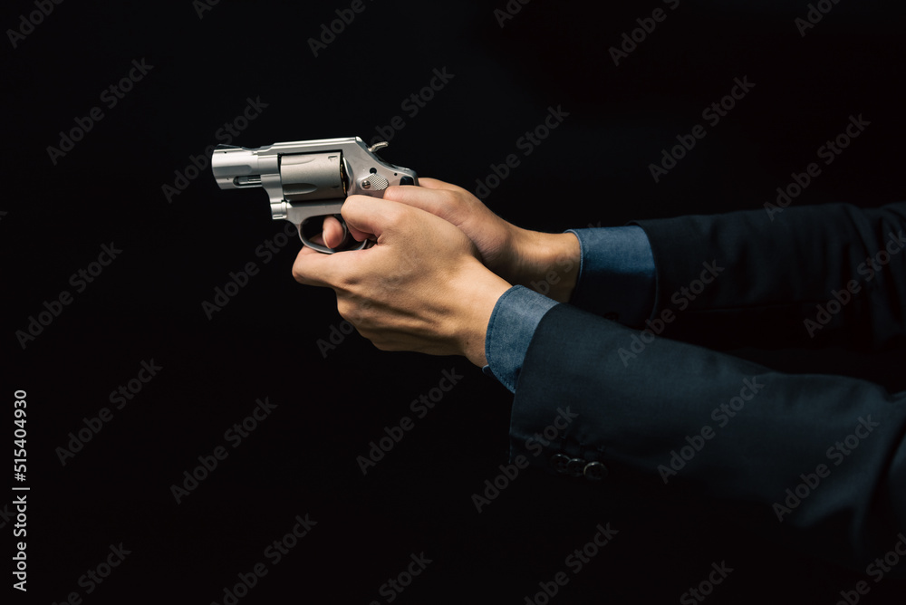 拳銃を構える人物 拳銃を構える人物
