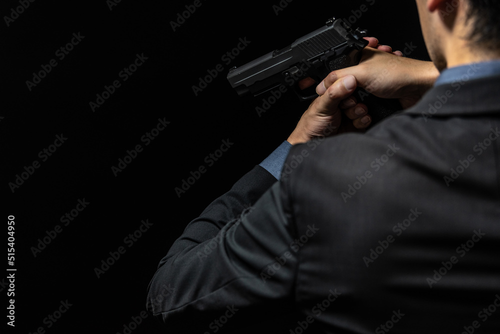 拳銃を構える人物 拳銃を構える人物