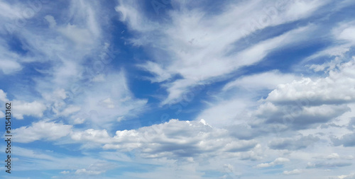Cielo azzurro e nuvole bianche in estate © Alfons Photographer