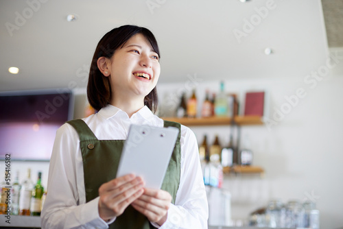 カフェで働く若い日本人女性
