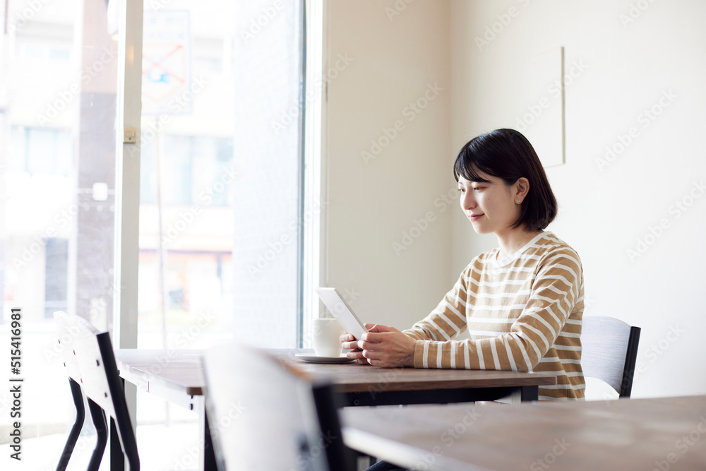 カフェでくつろぐ若い日本人女性
