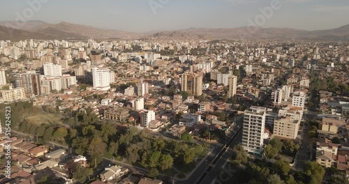 vuelo de drone por la ciudad con edificios parques y avenidas