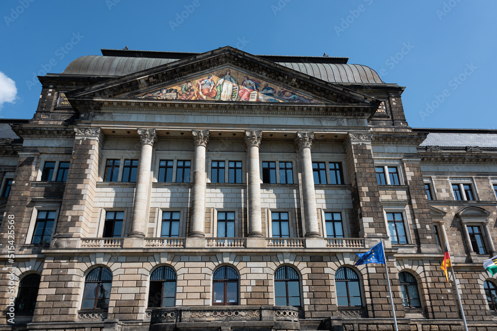 Fassade, des Gebäudes der Ministerien für Kundt und Finanzen der Regierung des Freistaates Sachsen