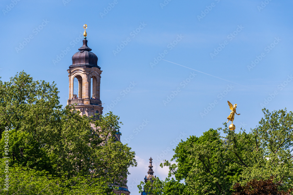 Dresden mit Blick über die Bäume des Brühlschen Gartens auf die Laterne der Frauenkirche mit Touristen