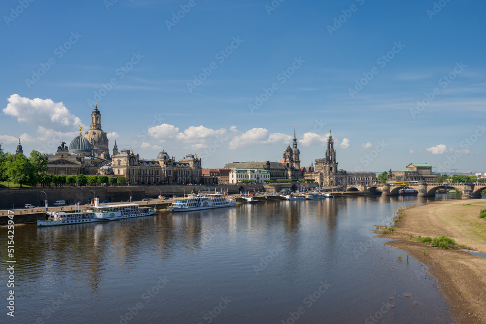 Blick über die Elbe auf die barocke Altstadt und die Anleger der Elbdampfschifffahrt