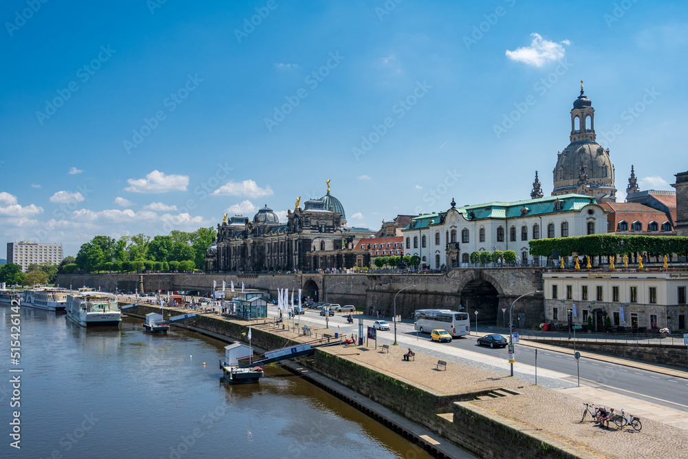 Das Terrasenufer mit der Altstadt Dresdens, der Brühlschen Terrasse und den Anlegestellen der Elbdampfschiffahrt