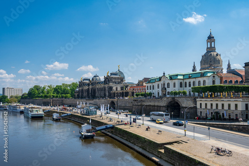 Das Terrasenufer mit der Altstadt Dresdens, der Brühlschen Terrasse und den Anlegestellen der Elbdampfschiffahrt