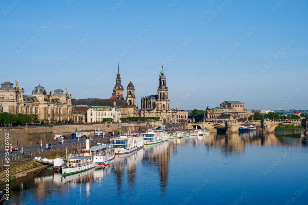 Stadtansicht über die Elbe zur Dresdener Altstadt mit den historischen Barockbauten am frühen Morgen