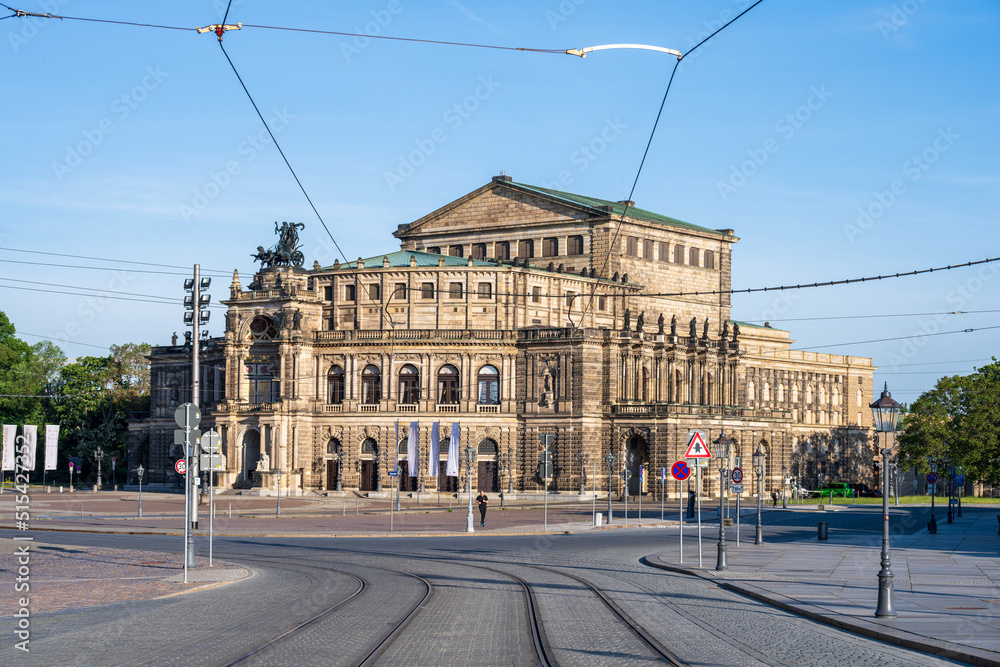 Dresden menschenleer, die Semperoper im morgendlichem Sonnenlicht
