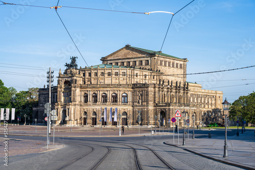 Dresden menschenleer, die Semperoper im morgendlichem Sonnenlicht