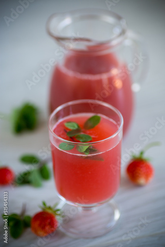Cold summer strawberry kvass with mint in a glass © Peredniankina