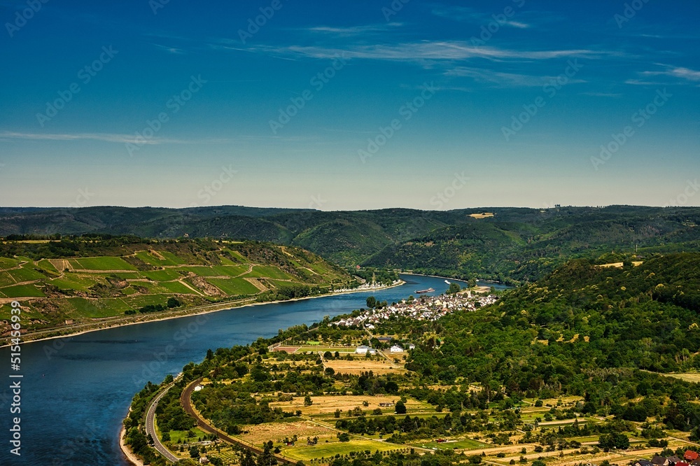Rhein Ufer mit Bergen im Hinterhrund 