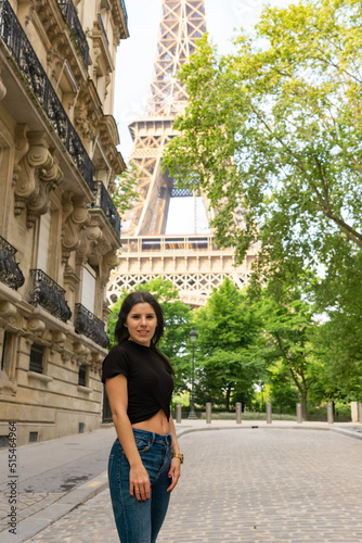 Young woman tourist on a Paris street near the Eiffel Tower © Jenni Ventura Martil