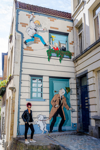 Femme devant une fresque du Parcours de la BD à Bruxelles photo