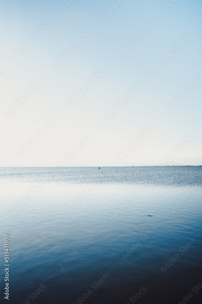 Paisaje del mar con silueta en el horizonte en el atardecer