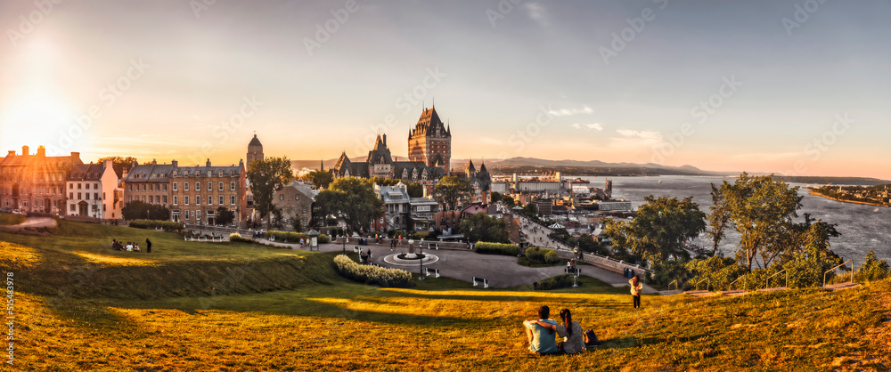 Naklejka premium Frontenac Castle in Old Quebec City in the beautiful sunrise light