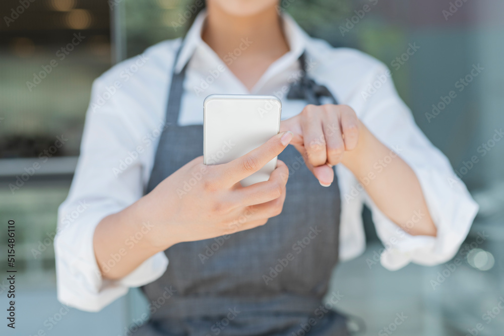 カフェ スマートフォンを使う女性スタッフ カフェ スマートフォンを使う女性スタッフ
