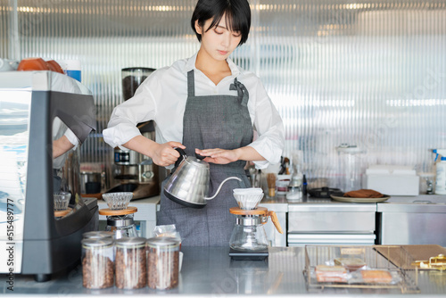 カフェ コーヒーを淹れる女性スタッフ