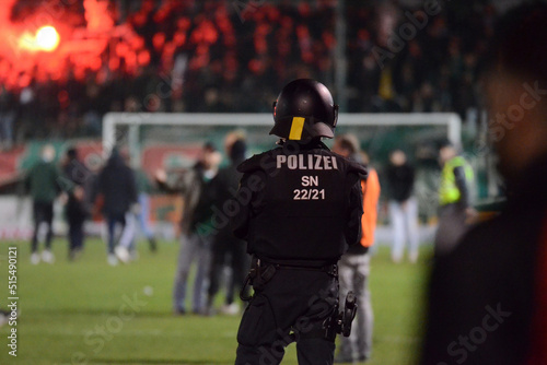 Bereitschaftspolizist in einem Fußballstadion
