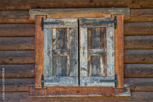 Dettaglio di una finestra  in una cascina rurale di montagna