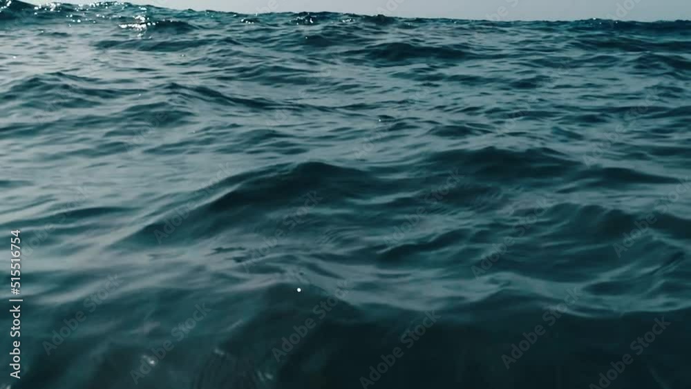 Mal clima en mar adentro del Caribe, aguas profundas y oscuras con mucha turbulencia tormenta de lluvia