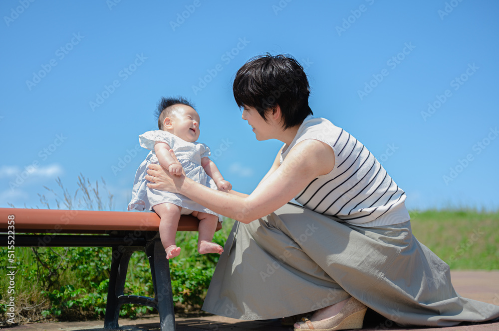 ベンチで会話する親子 ベンチで会話する親子