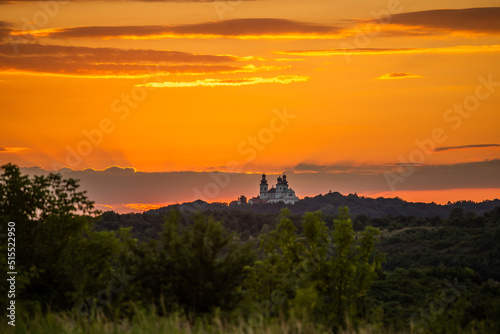 Klasztor kamedułów na Bielanach przy zachodzie słońca