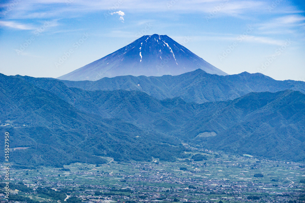 山梨県の甲府盆地と富士山