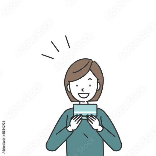通帳を見て笑顔になる女性