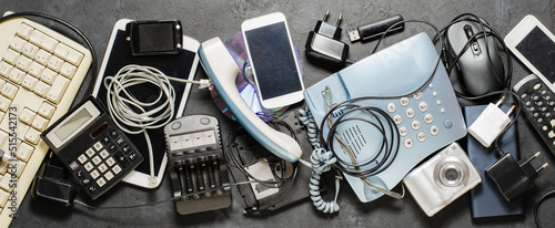 Foto Old electronic devices on a dark background