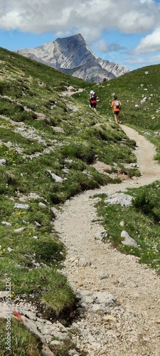Trail runners che corrono su un sentiero nelle Dolomiti