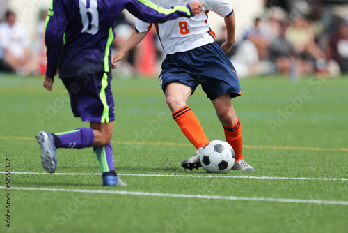 フットボール、サッカーでドリブルする選手の足 © D maborosi