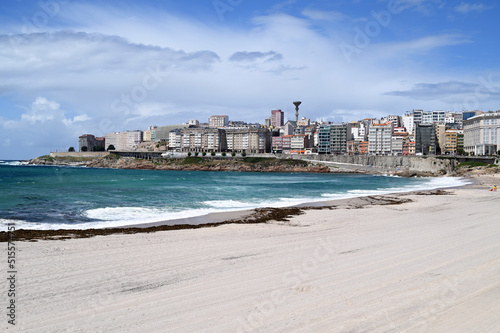 Plage d'Orzan de La Corogne un jour ensoleillé