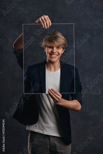 Fotografia young man holding face portraits with different emotions